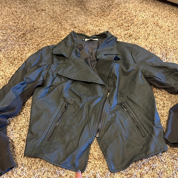 Leather jacket - Picture 2 of 4